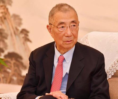 诺贝尔物理学奖获得者丁肇中上台发言时,美国强烈反对使用中文,结果被