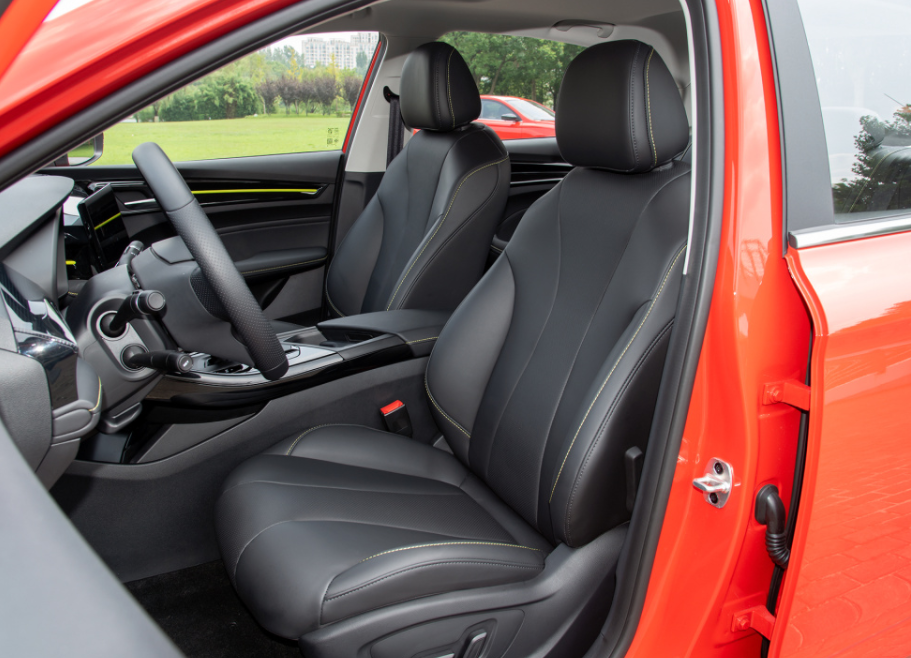 相比普通版本车型,荣威i5 gt内饰方面最主要的变化是换装了全新造型的