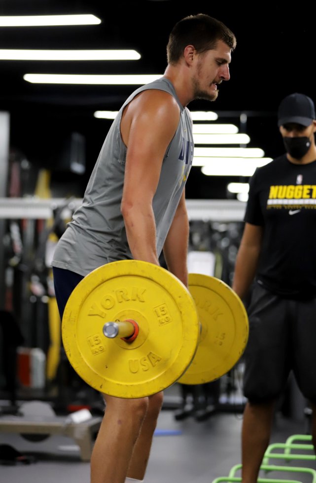 豪夺mvp,却毫无存在感,约基奇疯狂减重身轻如燕