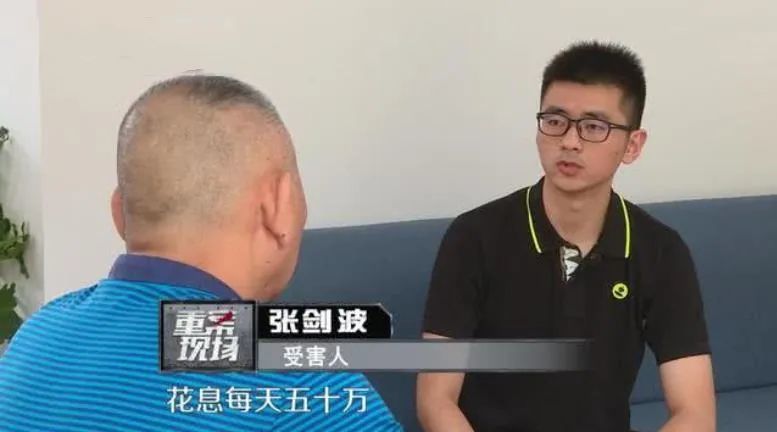 後來也染上了賭博的惡習,並與文烈宏從鐵牌友發展成了項目合作伙伴