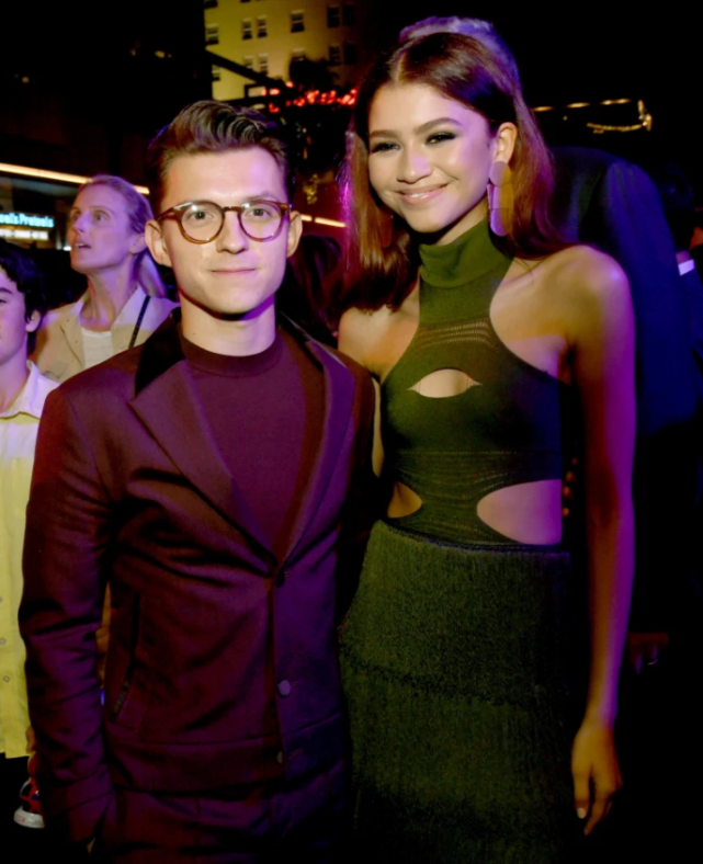 荷兰弟女友左手无名指惊现钻戒 两人疑似订婚