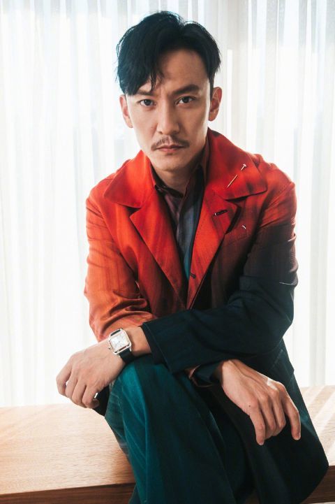 张震身穿渐变红西装搭配标志性八字胡 身材健硕帅气有型_腾讯新闻