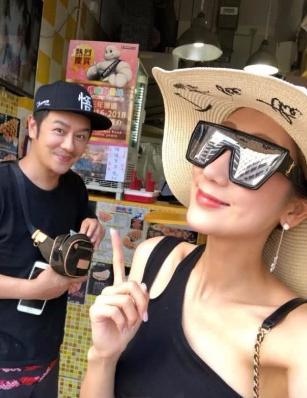 陈浩民老婆挺会保养西装配短裤秀大长腿5年生4胎身材还这么好