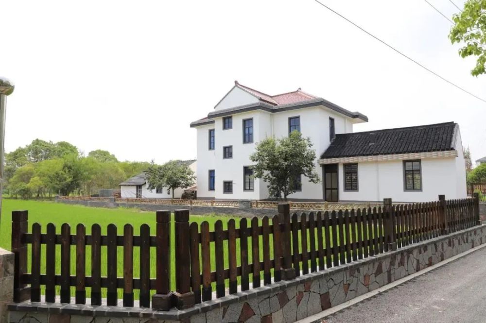 合中村位于庙镇西北部,交通便捷.