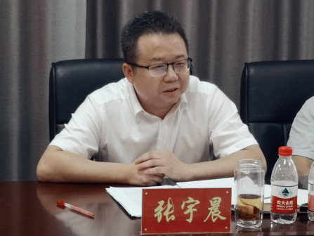 张宇晨认真听取了大家发言.