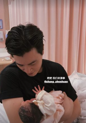 37岁男星喜得二胎小11岁娇妻两年生两胎今儿女双全太幸福