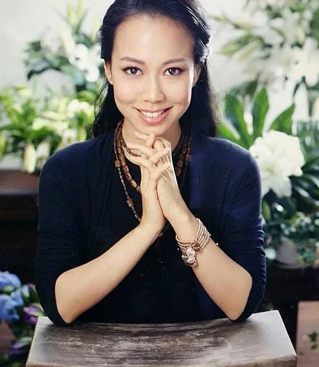 林青霞继女现身名媛聚会与徐子欣罕见同框未婚生娃身材仍惊艳