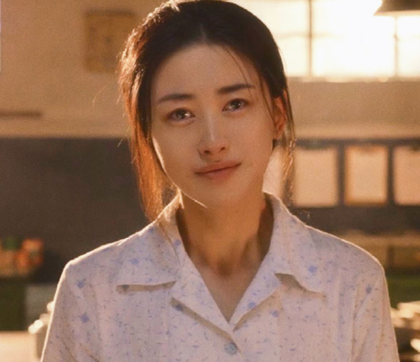 比如在《乔家的儿女》她出演的车间女工,虽然打扮朴素,但同时又特别的