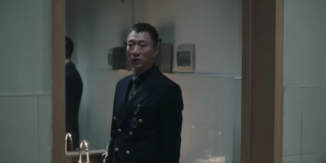 孙红雷在《扫黑风暴》穿搭真有型,穿正装演绎"帅气大叔,太帅