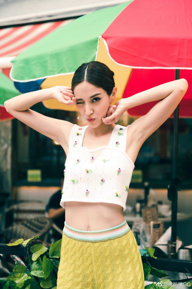 陈凯琳穿透视装现身,身材火辣完全不像孩子妈,与弟弟长相差别大