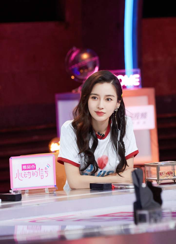 angelababy《心动的信号4》造型百变 "沉浸式"观察员美女嗑cp也上头