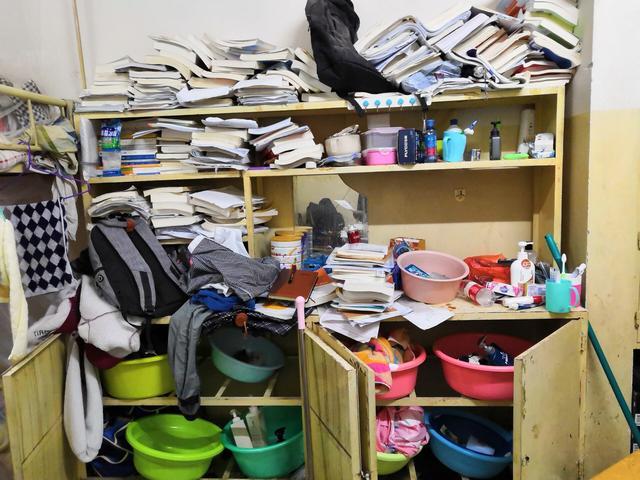 有不少大学寝室平时根本就难以下脚,用脏乱差来形容一点都不为过.