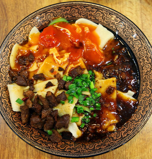 西安人喜食面食,逢年过节寓意长远顺利平安的面食更是必不可少.