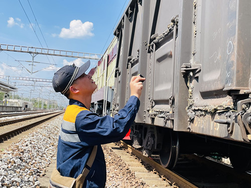 王展豔鐵路貨運線上的安全衛士