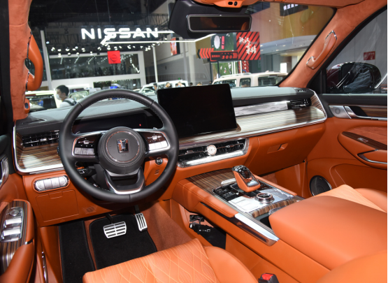 邁巴赫和它一起都要矮一截 實拍坦克500雙色版 02好車新聞