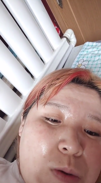 郭老师被封后首次现身,还是这么的特立独行,躺在床