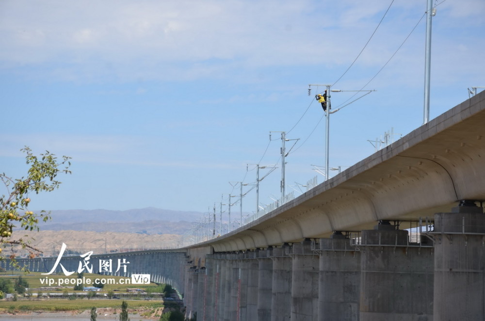 甘肃中兰客专全线首条接触网导线开始架设