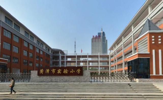 父母给7岁的小童报名了菏泽第一实验小学,但是被学校拒绝了,原因是