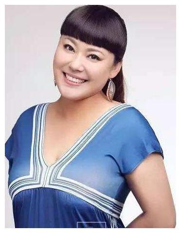 李菁菁2婚丈夫小15岁,被500位副导演封杀,却携小25岁老公卖茶叶