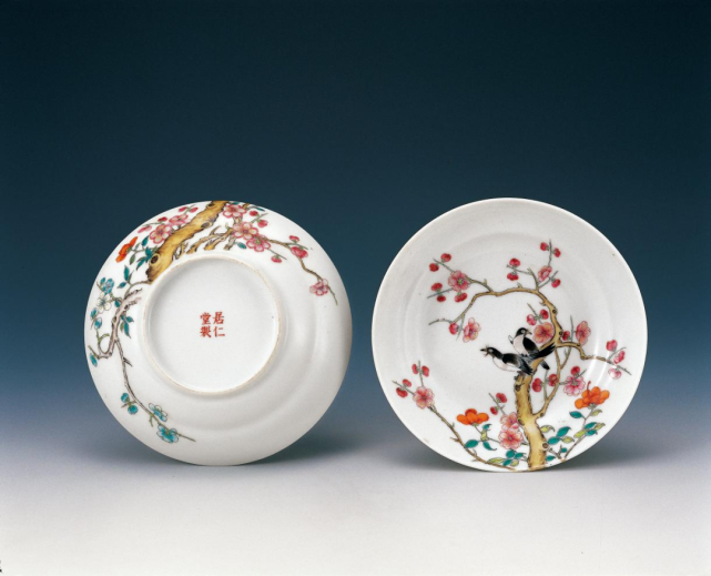 苏韵珍藏|胎质精白如雪,图案绘工精细:居仁堂粉彩梅鹊纹盘