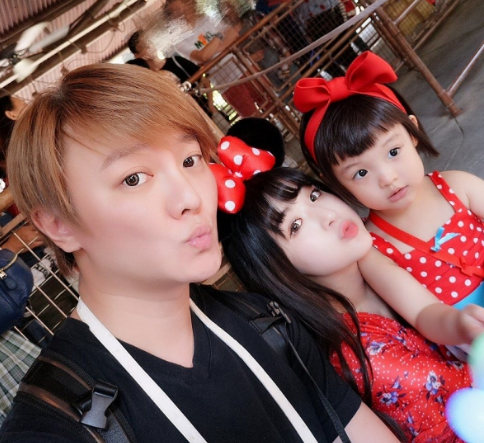 飞儿乐队阿沁的网红老婆在家中遭偷拍偷拍者是女性家人