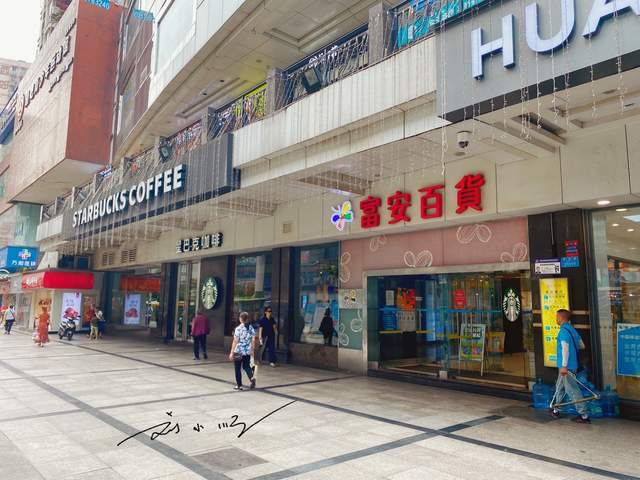 这从"富安百货"2楼的餐饮店铺比较热闹,但其他楼层,包括1楼都没什么
