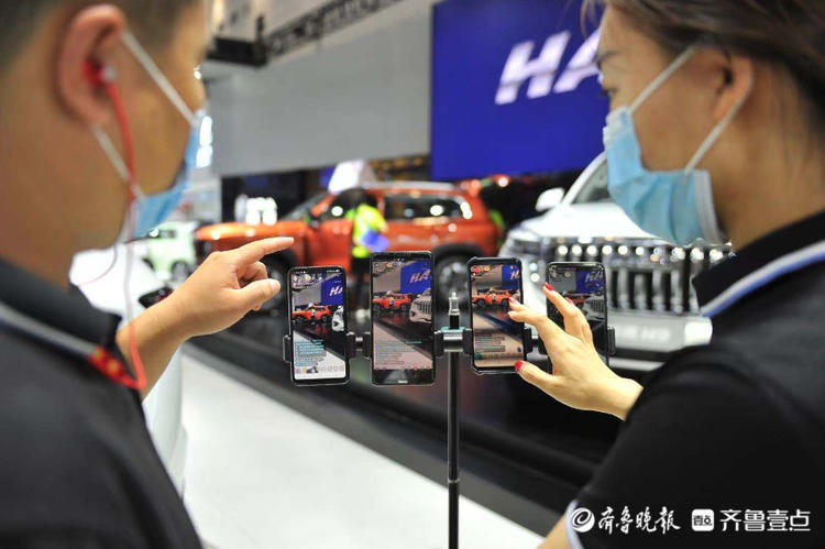 线上线下双管齐下!齐鲁国际车展上,销售人员现场开起直播_腾讯新闻