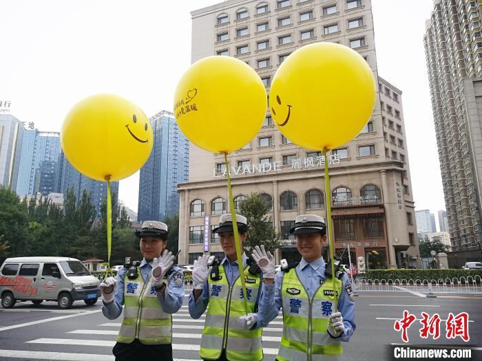 醒目黄气球现身沈阳街头 传递文明出行理念