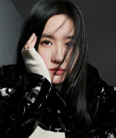 刘亦菲摩登时尚大片释出 黑长直造型上演"眼神杀"酷飒十足_腾讯新闻