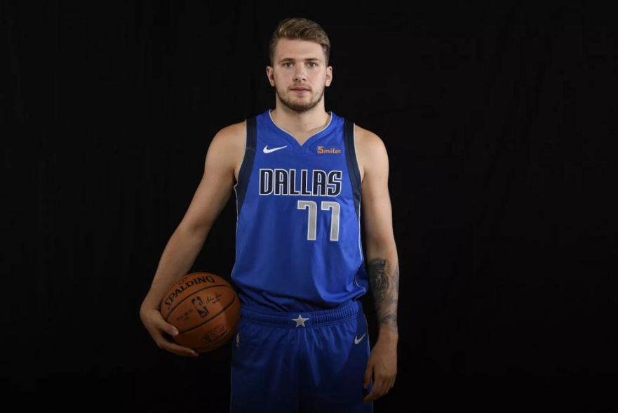 卢卡·东契奇 小牛球星当选NBA最佳阵容，合同延期给小牛队带来了很大的压力？