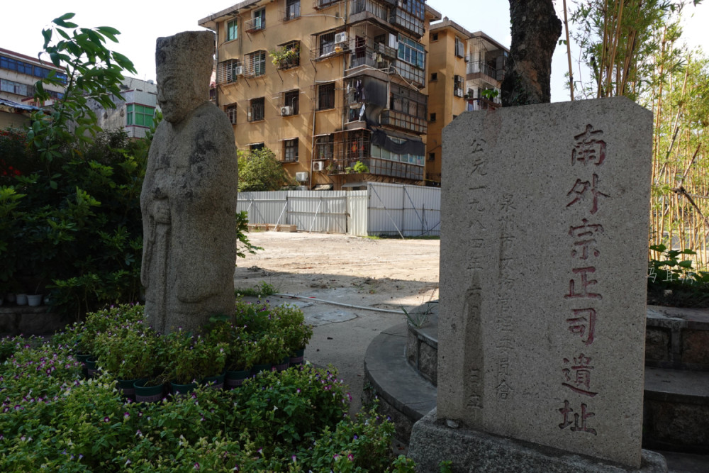 整修后的南外宗正司遗址景点规模不大,包括了石碑,石像生,展示厅,虽然