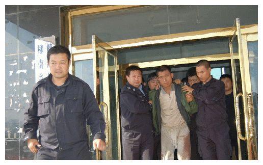 警方火速赶往现场,经查又得知柳河县柳南乡的刘国华被杀死在自家小卖