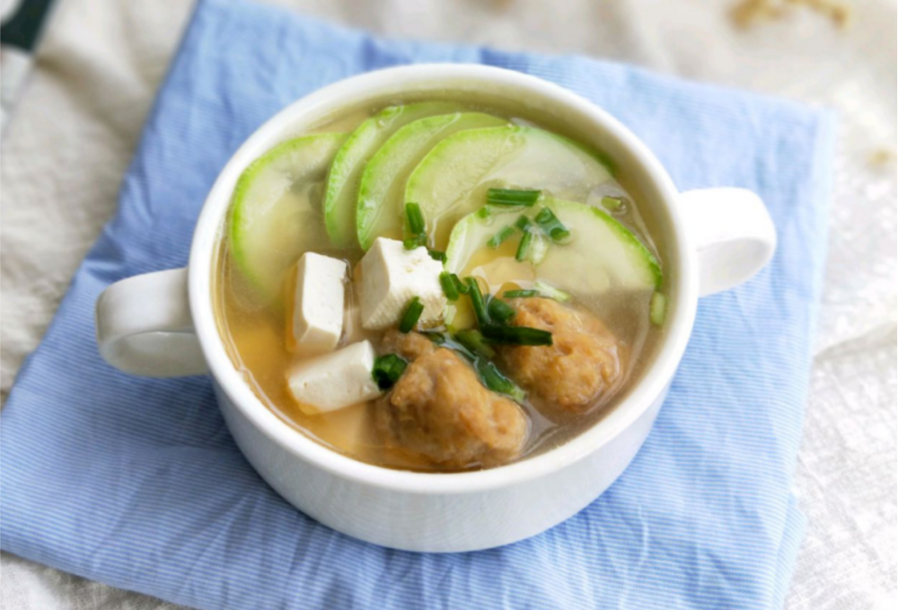 准备好此汤用到的食材,将白豆腐泡在冷水,白豆腐改刀切成小块,将小葱