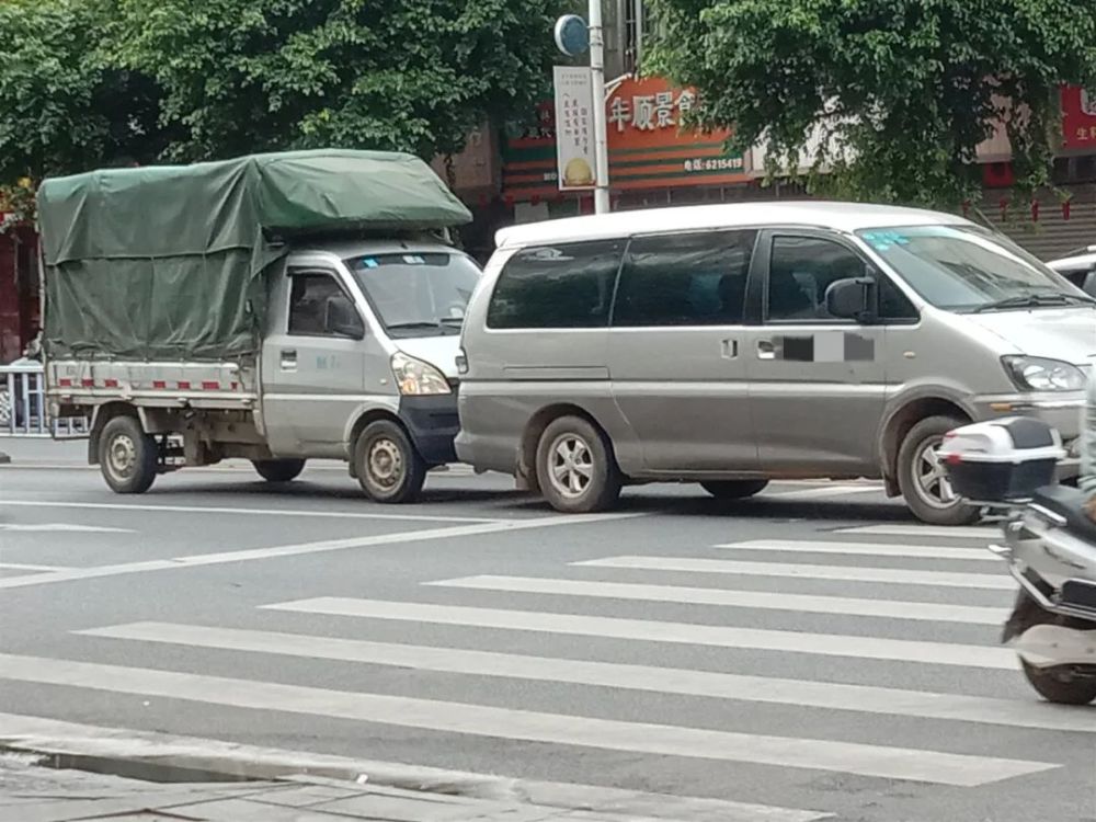 禮讓行人追尾?北流火燒橋斑馬線前兩車相撞