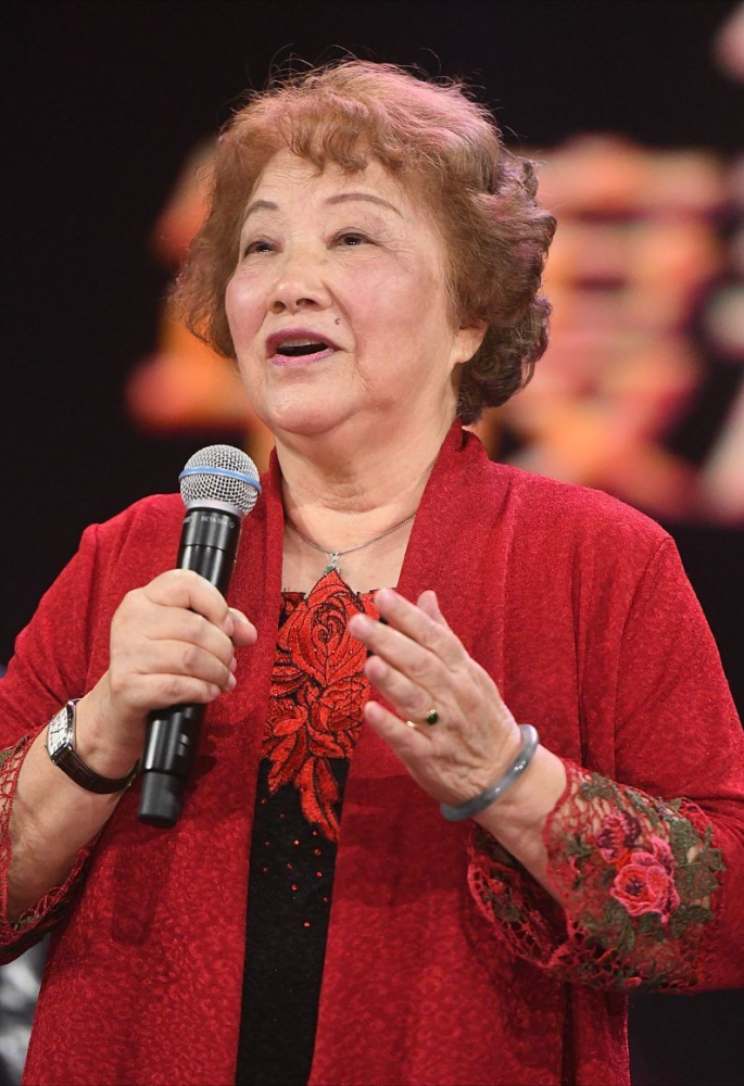 38年的祝希娟老得挺有味道红色开衫拼接镂空袖艺术家风范十足