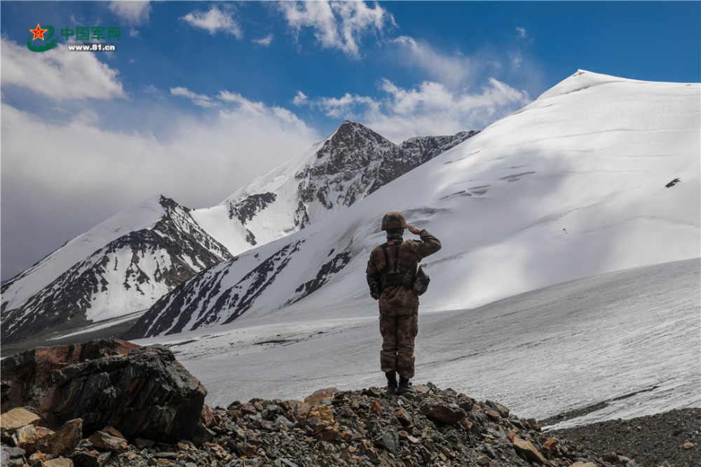 退役老兵穿越冰洞.退役老兵巡逻于冰凌间.