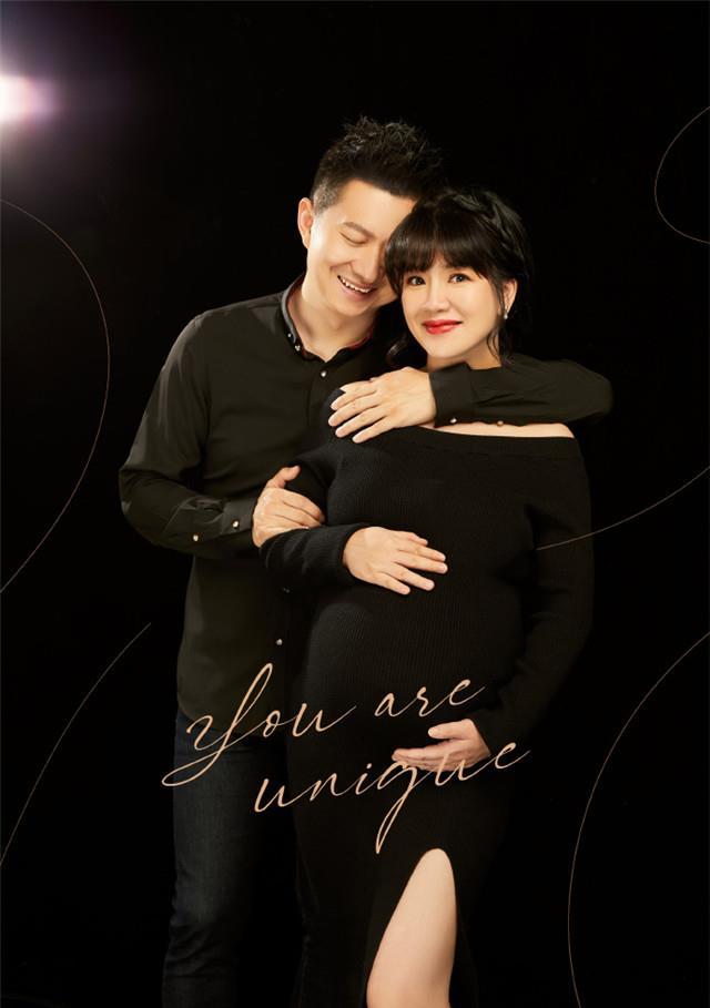 央视主持人红果果晒孕肚宣布二胎喜讯,老公是搭档绿泡泡