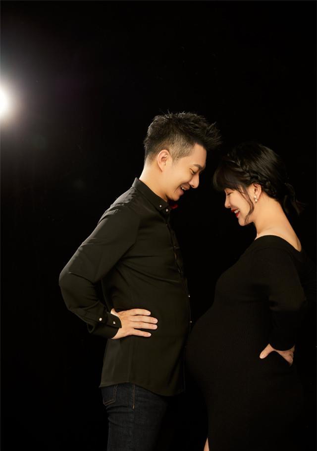 央视主持人红果果晒孕肚宣布二胎喜讯老公是搭档绿泡泡