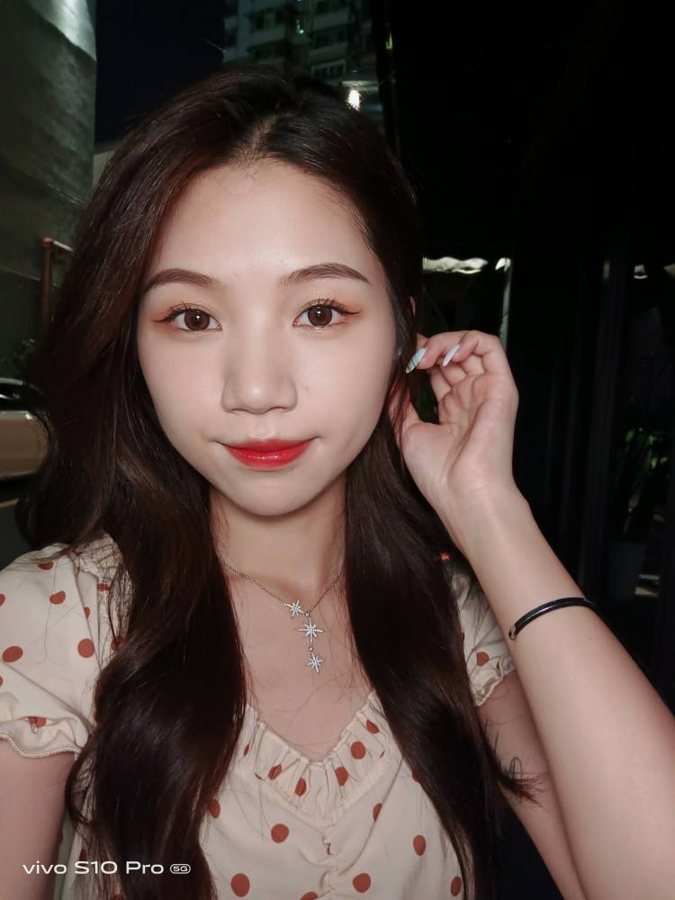 的主摄镜头,超广角副摄也有很大的作用,可以让照片背景内容更为丰富