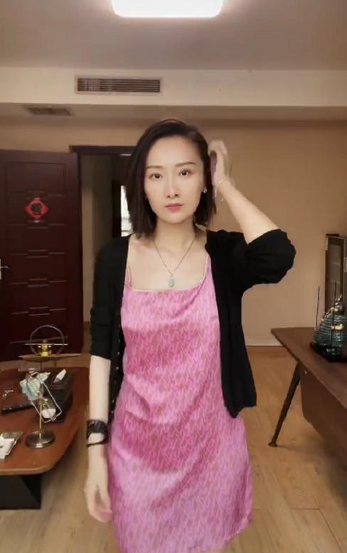 35岁生下二胎的肖涵可以说是高龄产妇了,不过,产后恢复的很好,前段
