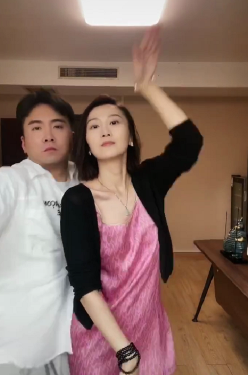 身为两个孩子妈妈的肖涵在老公面前很是放松,开心的像个小女生一般,看