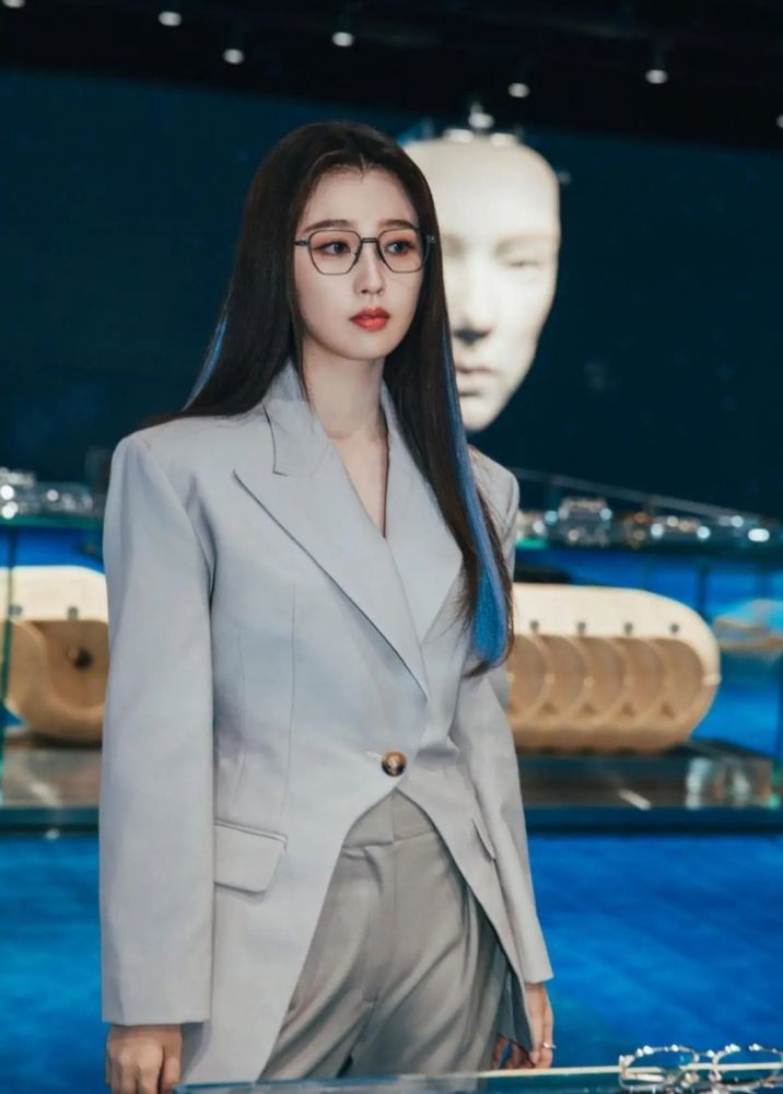 虞书欣还有这一面,穿西服套装很有女人味,清冷感十足_腾讯新闻