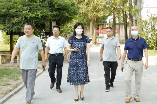 黄陂职校督查现场当天8点30分,黄淑萍一行便来到了黄陂区职业技术学校