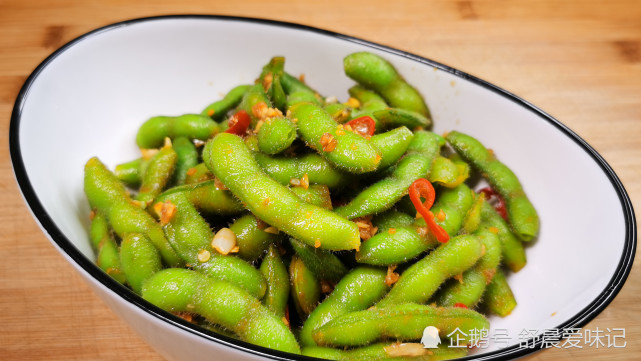 这样一道开胃小菜"凉拌毛豆"即可享用,口感清脆,味道香浓,不管佐餐