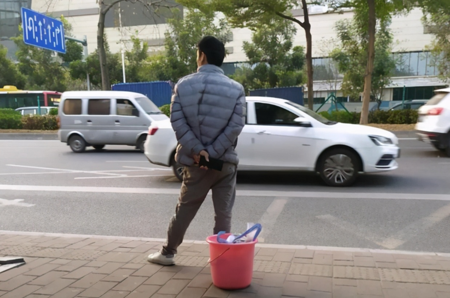 躺平的一代人为什么年轻人进厂总喜欢提桶跑路呢