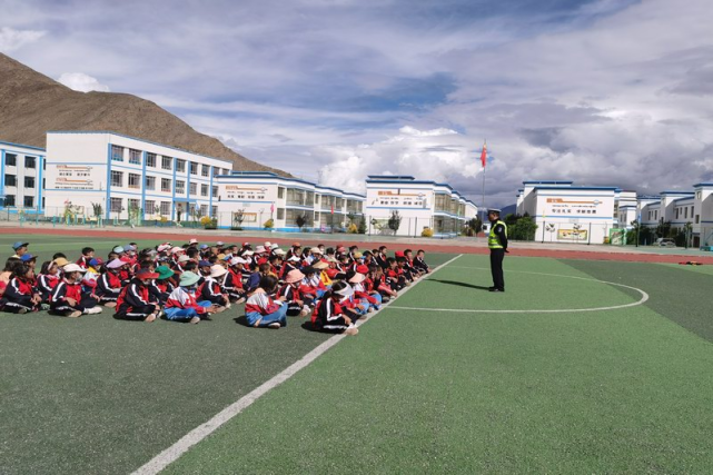 近日,隆子县公安局交警大队深入辖区日当镇小学开展秋季开学交通安全