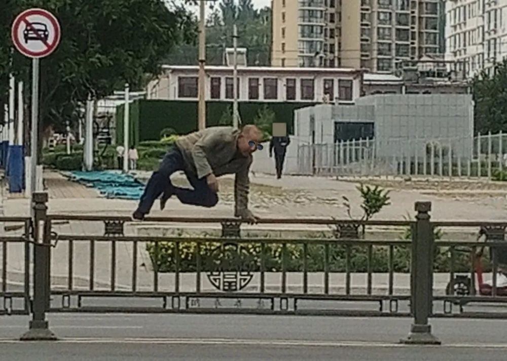 寿阳:瞧瞧这些翻越护栏的"勇士"!怕不怕?