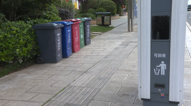 市区部分路段很难找到垃圾桶,造成垃圾散落街头马路,很不雅观,严重