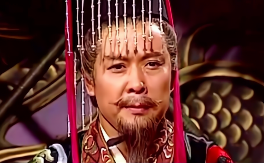 刘备当上汉中王后,为何不给诸葛亮升官?一年后才知,刘备太精明