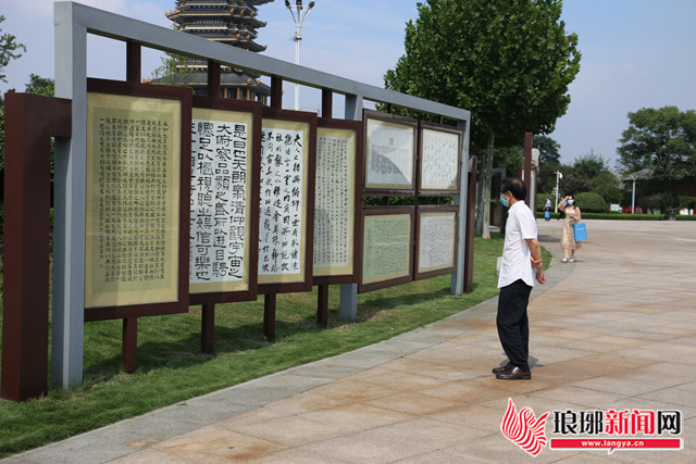 市民参观户外展为弘扬书圣文化,打造书法文化品牌,自2003年以来,市委